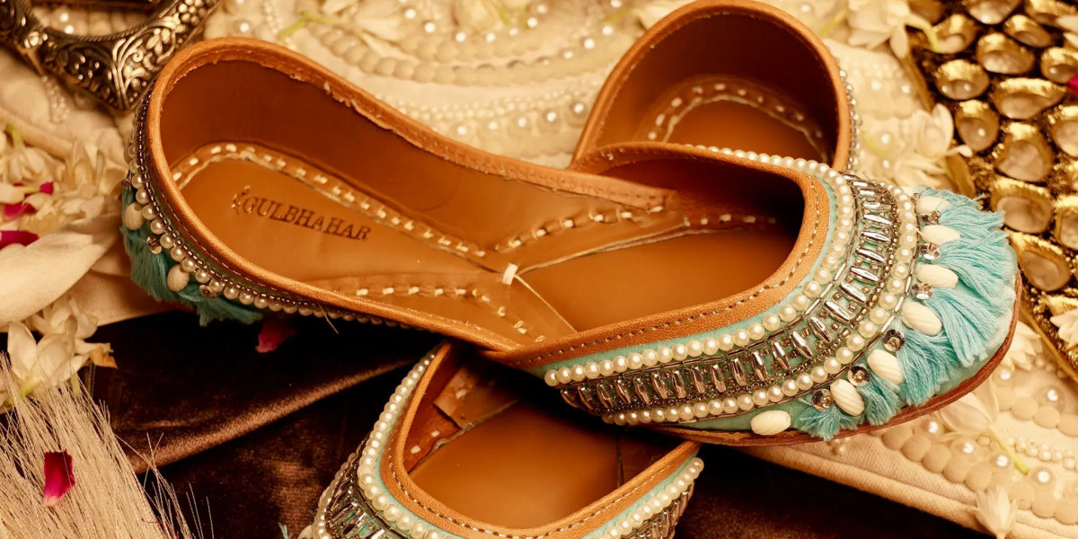 The Perfect Pair: Finding the Right Balance Between Your Lehenga and Juttis
